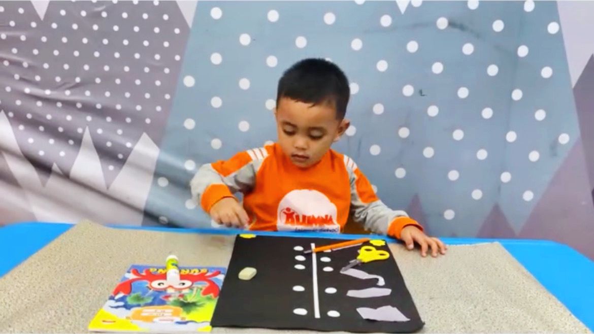 anak sedang mencocokkan benda ke gambar bayangannya