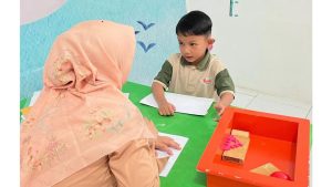 Anak sedang diuji oleh guru dalam kegiatan review day