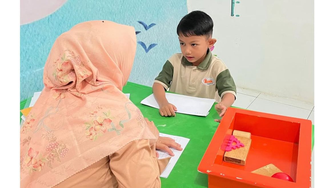 Anak sedang diuji oleh guru dalam kegiatan review day