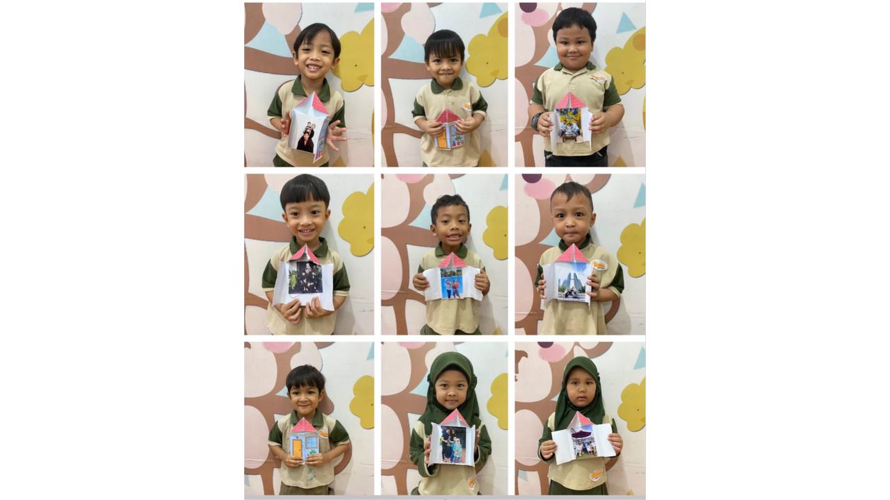 anak pegang art and craft frame foto keluarga