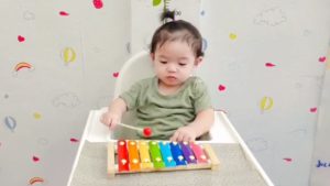 anak stimulasi tumbuh kembang bermain alat musik