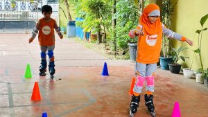 anak bermain sepatu roda melewati tantangan