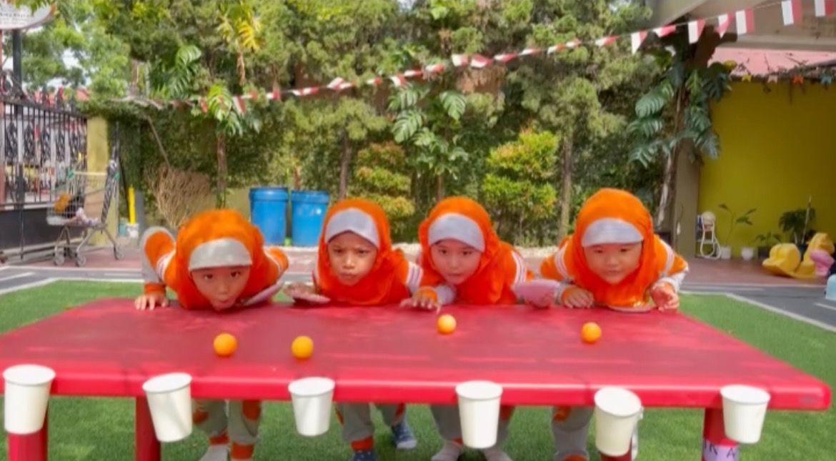 kegiatan sport day anak sedang meniup bola