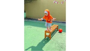 Anak Alumna Sport Day Melempar Bola, Meniti Papan, dan Melompat