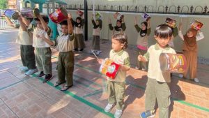 Anak Alumna latihan perkusi menggunakan kaleng roti