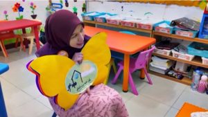 Tahfidz di kelas little Alumna Two membaca surah Al Falaq