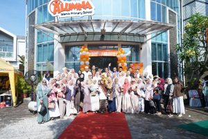 foto bersama tamu undangan grand opening alumna