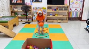 gerakan motorik anak melempar bola