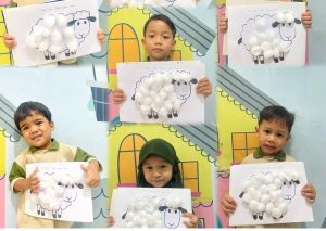 anak memegang hasil karya