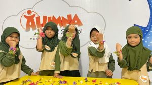 anak bikin gelang di alumna