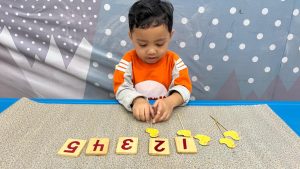 anak mengenal angka dengan pendekatan montessori
