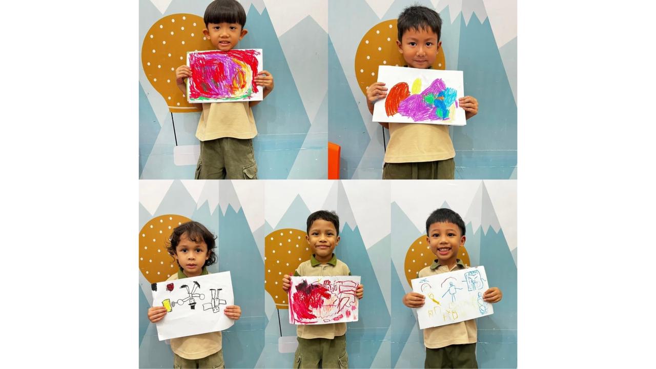 Anak alumna memamerkan hasil karya menggambar bebas